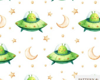 Puede incluir: Patrón de acuarela repetido sobre fondo blanco, con platillos volantes verdes y extraterrestres sonrientes, lunas crecientes y estrellas. El diseño incluye pequeños puntos, creando una estética caprichosa. El texto "PATTERN #1" está en la esquina inferior derecha.