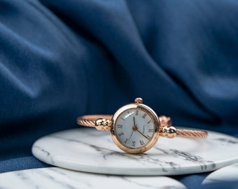 Reloj de pulsera ajustable con brazalete y esfera blanca romana de acero inoxidable en oro rosa