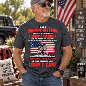 Peut inclure: Un t-shirt gris anthracite à manches courtes avec du texte rouge et blanc indiquant I AM A GRUMPY VETERAN I SERVED I SACRIFICED I DON'T REGRET I AM NOT A HERO NOT A LEGEND MY OATH OF ENLISTMENT HAS NO EXPIRATION DATE et un motif de bottes militaires.