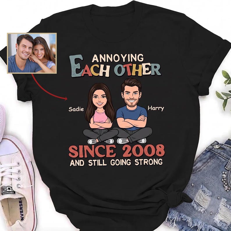 Puede incluir: Camiseta negra con el texto "Annoying Each Other Since 2008 and Still Going Strong". Presenta ilustraciones de dibujos animados de una pareja, Sadie y Harry, con una foto de una pareja en la esquina superior izquierda.