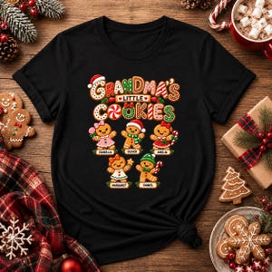 Könnte beinhalten: Ein schwarzes Kurzarm-T-Shirt mit einer Grafik von fünf Lebkuchenfiguren und dem Text "GRANDMA'S LITTLE COOKIES". Jede Lebkuchenfigur ist mit den Namen Isabella, Oliver, Amelia, Margaret und Daniel beschriftet.