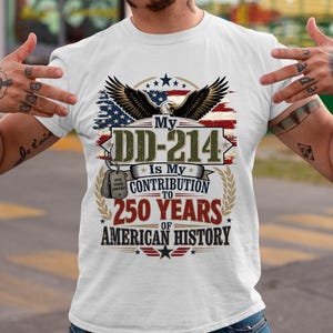 Könnte beinhalten: Weißes T-Shirt mit patriotischem Design. Es zeigt eine amerikanische Flagge, einen Adler und den Text "My DD-214 Is My Contribution to 250 Years of American History." Enthält Erkennungsmarken und Sterne.