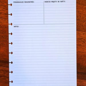 Peut inclure: Une feuille de papier blanche lignée avec des sections pré-imprimées pour les notes, les personnages et les objets de quête. Le haut comprend le texte "SESSION N°", "DATE", "PERSONNAGES RENCONTRÉS:" et "INDICES/OBJETS DE QUÊTE:" sur une surface en bois.
