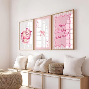 Como somos sortudos | Estampa Capricórnio Baby | Conjunto de 3 estampas Trendy Girly Pink | Decoração de apartamento universitário | Conjunto de 3 estampas Aesthetic Coquette