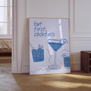 Sztuka ścienna koktajlowa | Modna sztuka na wózek barowy | Minimalistyczny nadruk | Nadruk na alkohol Cheers | Nadruk na Coastal Blue | Fizyczny nadruk But First Cocktails