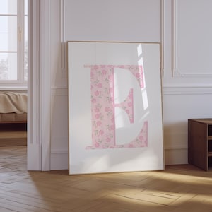 Impresión de la letra E / Impresión de nieta en rosa claro / Impresión floral para guardería / Decoración de guardería femenina / Arte de pared con letras iniciales / Impresión floral con letras