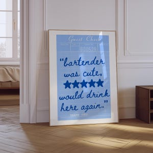 Barman był słodki, napiłbym się tutaj ponownie Wydrukuj | Plakat z czekiem gościa | Niebieski Preppy Girly Bar Cart Wydrukuj | Estetyczna sztuka ścienna do kuchni