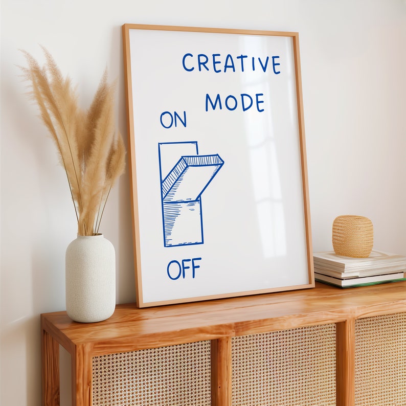 Może przedstawiać: Wydruk w ramie z białym tłem i niebieskim tekstem, kt&oacute;ry brzmi "CREATIVE MODE ON OFF". Słowo "ON" jest wyr&oacute;żnione niebieską ilustracją przełącznika w pozycji "włączony".