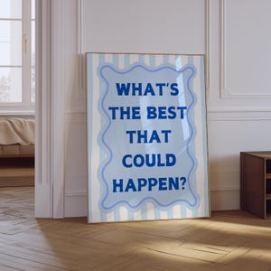 Citaatposter Wat is het beste dat kan gebeuren | Bevestigingen afdrukken | Positieve citaatafdruk | Blauwe poster met esthetische appartementtypografie