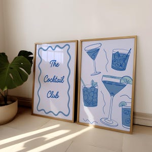Sztuka ścienna koktajlowa | Minimalistyczny zestaw 2 wydruków na wózek barowy | Wydruk Coastal Blue | Wydruk But First Cocktails | Plakat The Cocktail Club