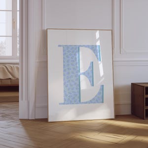 Impresión de la letra E / Impresión azul claro para nieta / Impresión floral para cuarto de bebé / Decoración de cuarto de bebé para niñas / Arte de pared con letras iniciales / Impresión floral con letras