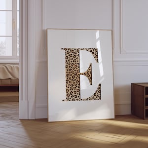 Impressão de letra E | Impressão de letra de leopardo | Decoração de parede maximalista | Arte de parede estética feminina | Pôster E | Impressão de arte de parede estilosa