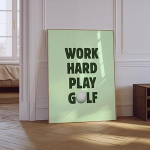 Plakat z golfem | Wydruk „Work Hard Play Golf” | Plakat z prezentem dla golfisty | Wydruk z prezentem na Dzień Ojca | Sztuka ścienna z wózkiem golfowym | Wydruk fizyczny ze sportem