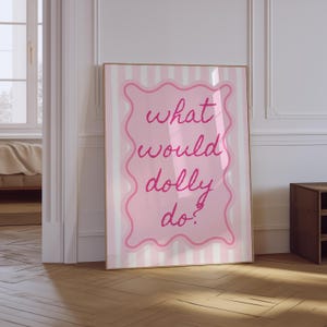 Pode incluir: Fundo listrado rosa e branco com uma moldura rosa e o texto "what would dolly do?" em rosa.
