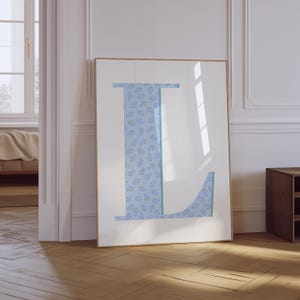 Impressão de letra L | Impressão de neta azul-claro | Impressão floral para berçário | Decoração feminina para berçário | Arte de parede com letra inicial | Impressão floral para letra