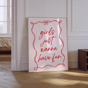 女の子はただ楽しみたいだけプリント | ガールズバーカートプリント | レトロな独身パーティーポスター | トレンディなピンクのプレッピーポスター | ガーリーなリボンプリント