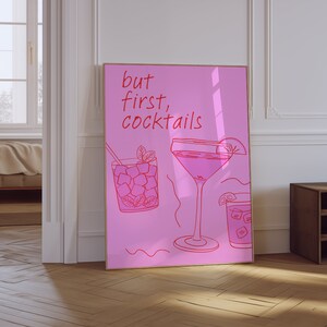 Sztuka ścienna z koktajlami | Wydruk But First Cocktails | Modna sztuka na wózek barowy | Wydruk minimalistyczny | Wydruk Cheers | Wydruk na alkohol | Różowy wózek barowy Preppy