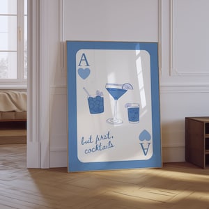 Sztuka ścienna koktajlowa | Wydruk But First Cocktail | Wydruk alkoholowy | Wydruk Coastal Blue | Plakat z kartami do gry | Wydruk Aesthetic Apartment Bar Cart