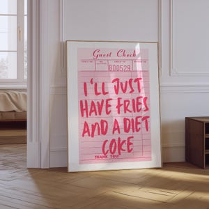 Frytki i Diet Coke Wydruk | Plakat z czekiem gościa | Sztuka ścienna do jadalni | Modne cytaty kuchenne Sztuka ścienna | Fizyczny wydruk z różowej kuchni