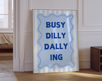 Drukke Dilly Dallying-print | Positief citaatposter | Girly preppy esthetische muurkunst | Typografie muurkunst | Appartement slaapkamer fysieke print