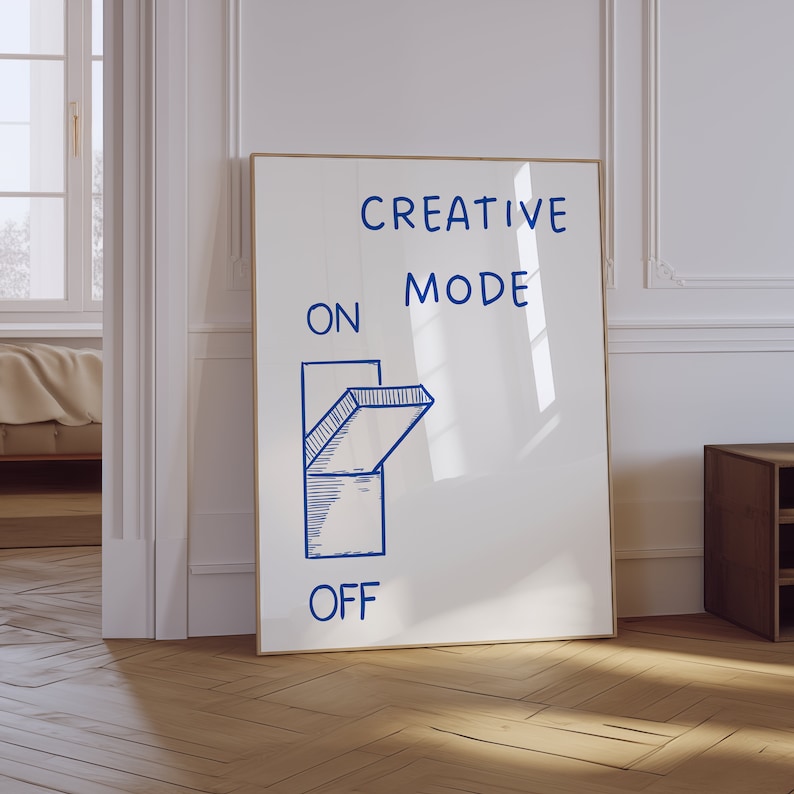 Może przedstawiać: Biały plakat z niebieskim tekstem, kt&oacute;ry brzmi "Creative Mode" i niebieską ilustracją przełącznika z napisami "On" i "Off" poniżej.