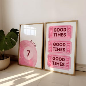 Szczęśliwy wydruk kulki bilardowej | Zestaw 2 modnych różowych plakatów ściennych | Wydruk retro Good Times | Zestaw wydruków retro Bar Cart | Różowy estetyczny zestaw 2 plakatów