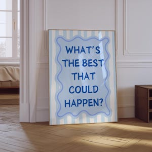 Citaatposter Wat is het beste dat kan gebeuren | Bevestigingen afdrukken | Positieve citaatafdruk | Blauwe poster met esthetische appartementtypografie