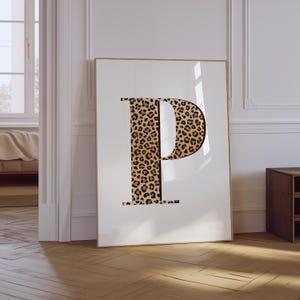 Impressão da Letra P | Impressão da Letra Leopardo | Decoração de Parede Maximalista | Arte de Parede Estética Feminina | Pôster P | Arte de Parede Estilosa | Impressão Física