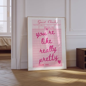 「You're Like Really Pretty」ゲストチェックポスター | レトロプレッピールームデコレーション | ピンクの Y2K ポスター | ガーリーマキシマリストデコレーション | ファンキーなウォールアート