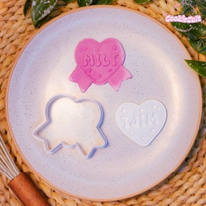 Milf Heart Cookie Cutter Set / Divertido regalo de panadero para ella / Party Cake Embosser Stamp Set / Cookie Making DIY Kit Badge Heart Biscuit Set imagen 6