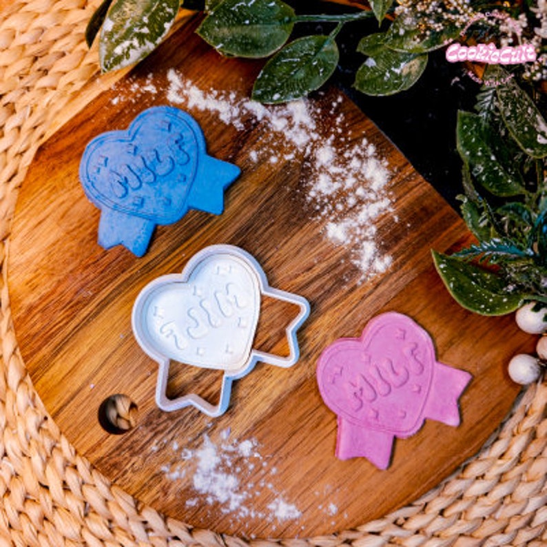 Milf Heart Cookie Cutter Set / Divertido regalo de panadero para ella / Party Cake Embosser Stamp Set / Cookie Making DIY Kit Badge Heart Biscuit Set imagen 2