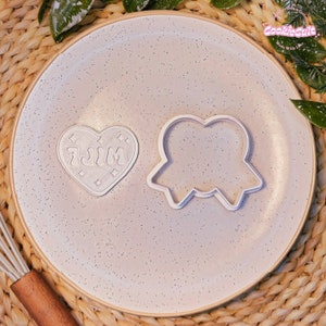 Milf Heart Cookie Cutter Set / Divertido regalo de panadero para ella / Party Cake Embosser Stamp Set / Cookie Making DIY Kit Badge Heart Biscuit Set imagen 5