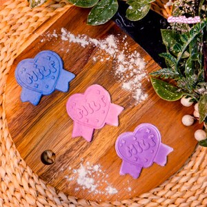 Milf Heart Cookie Cutter Set / Divertido regalo de panadero para ella / Party Cake Embosser Stamp Set / Cookie Making DIY Kit Badge Heart Biscuit Set imagen 1