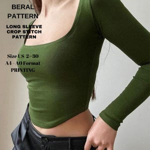 Puede incluir: Un top corto de manga larga de color verde con un escote cuadrado. El top está hecho de una tela elástica y tiene una silueta ajustada. El texto "BERAL PATTERN LONG SLEEVE CROP STITCH PATTERN Size US 2-30 A4-A0 Format PRINTING" está impreso en la parte superior.