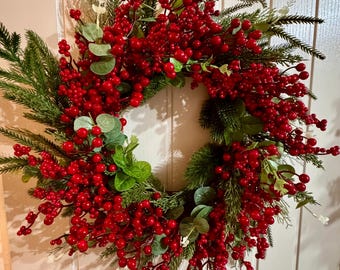 Corona de bayas rojas para puerta