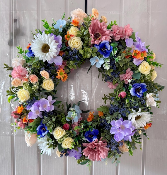 Handgefertigter, 55 cm großer pastellfarbener Blumenkranz | Frühlings- und Sommerdekoration für den Landhausgarten