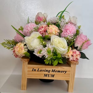 Vaso per tomba, vaso per cremazione, panca commemorativa con composizione floreale artificiale appesantita.