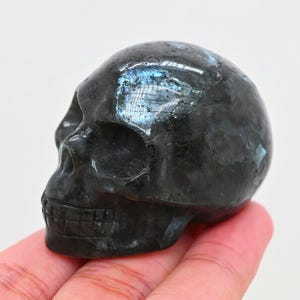 Caveira esculpida em Spectrolite natural de 2", caveira de cristal, cristal de cura, caveira esculpida, decoração de caveira, cristal Spectrolite, presente de Halloween, ornamento de caveira