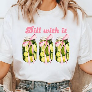 Coquette à l&#39;aneth avec PNG, Funny PNG, Noeuds de coquette roses, PNG tendance, époque douce fille, fille qui aime les cornichons, amateurs de cornichons, coquette PNG