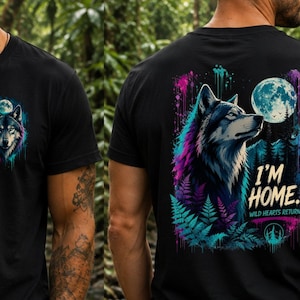Könnte beinhalten: Schwarzes T-Shirt mit einem Wolf-Grafik auf der Vorder- und Rückseite. Die Vorderseite zeigt einen Wolf mit einem Mond, und die Rückseite sagt "I'M HOME. WILD HEARTS RETURN." Das Shirt wird mit olivgrünen Cargoshorts kombiniert. Der Hintergrund ist ein üppiger grüner Wald.
