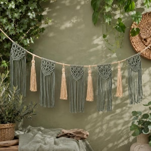 Boho macraméslinger – saliegroen en vanillekwastjes
