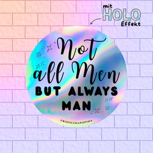 Könnte beinhalten: Ein runder holografischer Aufkleber mit dem Text "Not all Men BUT ALWAYS MAN" in schwarzer Schrift. Der Aufkleber hat einen regenbogenfarbenen, schillernden Effekt und befindet sich vor einem Hintergrund aus rosa, lila und blauen Ziegeln. Der Text "mit HOLO Effekt" ist ebenfalls vorhanden.