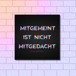Könnte beinhalten: Ein schwarzer Hintergrund mit buntem Text, der "Mitgemeint ist nicht Mitgedacht" lautet, und dem Namen "FRIDOLINAPOPINA" in kleinerer Schrift darunter.