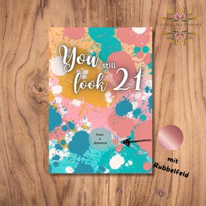 Może przedstawiać: Kartka urodzinowa z kolorowym wzorem rozprysków w kolorze różowym, turkusowym, żółtym i białym. Karta zawiera napis "You still look 21" w kursywie. Po prawej stronie znajduje się różowo-złoty okrąg.