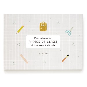 Puede incluir: Una cubierta de &aacute;lbum de fotos gris claro con un patr&oacute;n de cuadr&iacute;cula y peque&ntilde;as estrellas blancas. La cubierta presenta una mochila amarilla, un l&aacute;piz, una regla, un par de tijeras y un pincel. El texto en la cubierta dice "Mon album de PHOTOS DE CLASSE et souvenirs d'&eacute;cole" y "Z&Uuml; DESIGN".