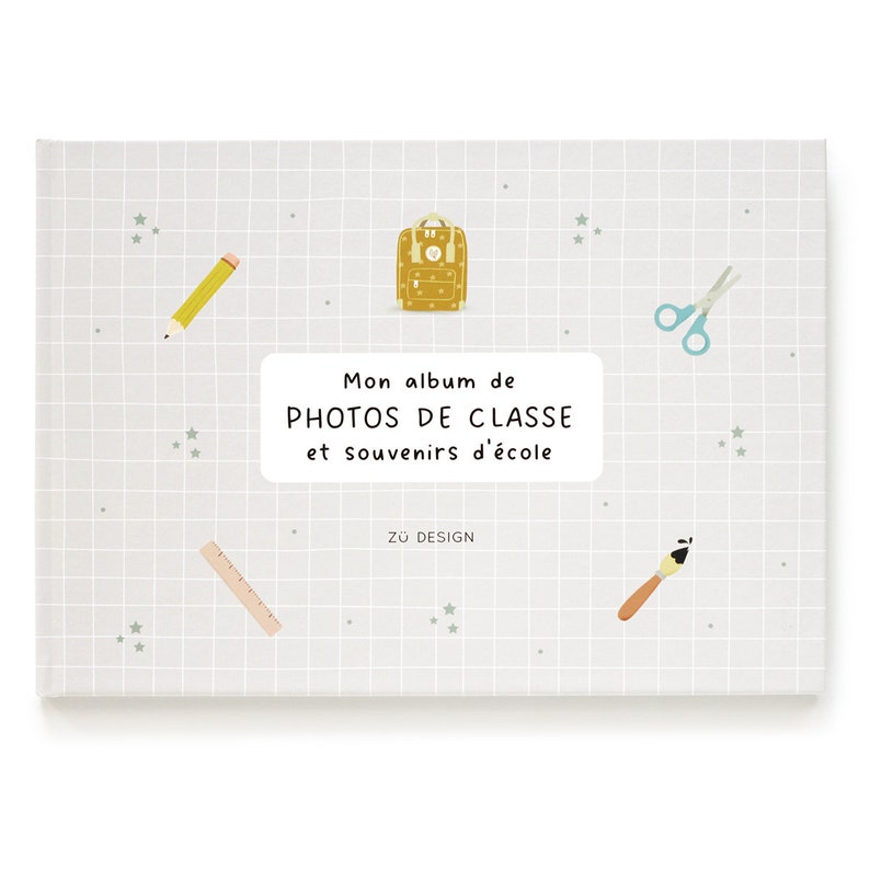 Puede incluir: Una cubierta de &aacute;lbum de fotos gris claro con un patr&oacute;n de cuadr&iacute;cula y peque&ntilde;as estrellas blancas. La cubierta presenta una mochila amarilla, un l&aacute;piz, una regla, un par de tijeras y un pincel. El texto en la cubierta dice "Mon album de PHOTOS DE CLASSE et souvenirs d'&eacute;cole" y "Z&Uuml; DESIGN".