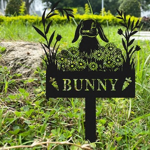 Kundenspezifisches Kaninchen-Metalldenkmal-Gartendekor, personalisiertes Kaninchen mit Pfahl-Gartenschild, Häschen-Gedenkgravur, Yard-Einsatz, Kaninchen im Freien