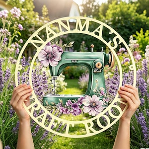 Nähzimmer Zeichen, personalisierte Blumen Nähmaschine Kunst, benutzerdefiniertes Quilting Zeichen für Nähraumdekor, Quilters Geschenke für Oma, Bastelraum