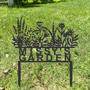 Decorazioni da giardino in metallo personalizzate, cartello da giardino personalizzato con fiori e pali, cartello con nome da giardino con motivo floreale, regalo di inaugurazione della casa, regali per papà e lui.