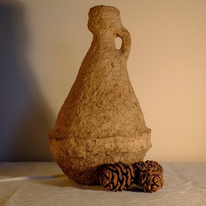 Anfora di cartapesta fatta a mano/vaso rustico di cartapesta per centrotavola moderno da tavolo in fattoria/elegante anfora dai toni neutri